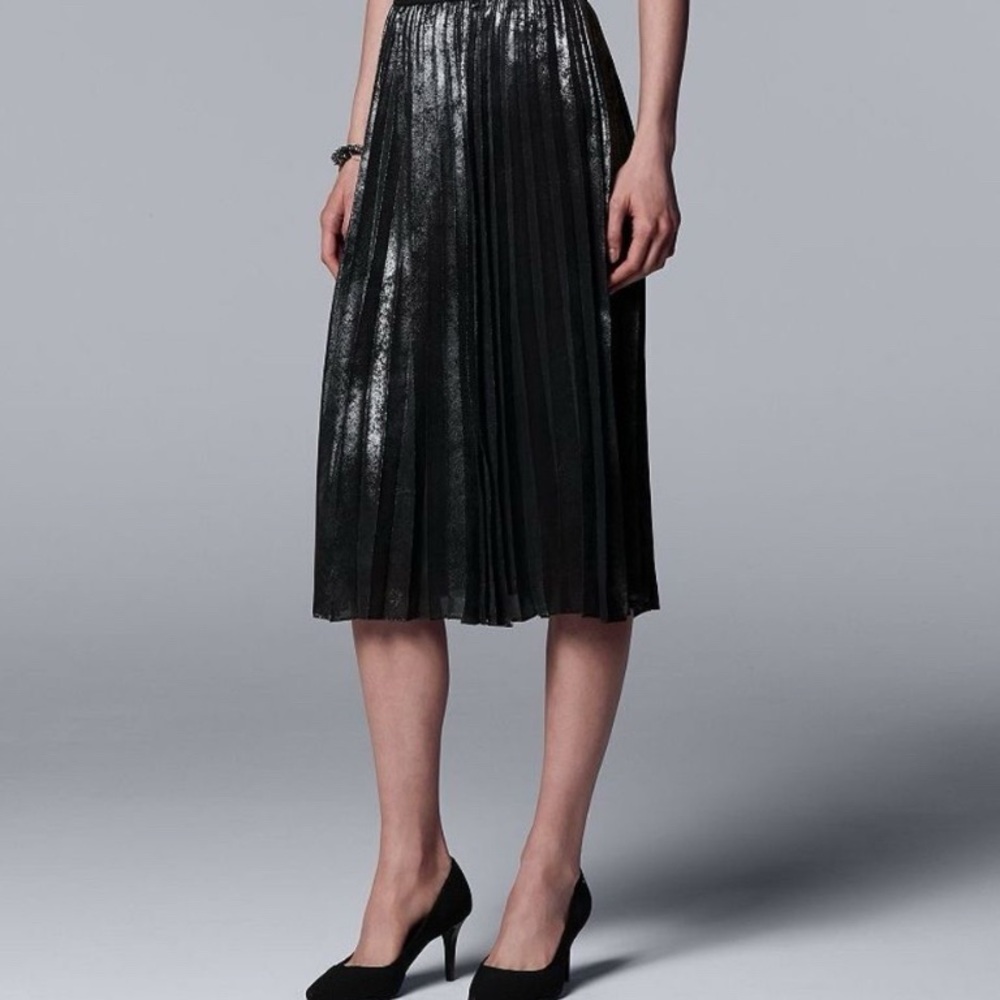 Simple Vera Verawang black Silver metallic pleated skirt !! So beautiful